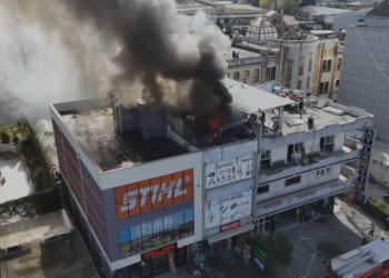 Përfshihet nga flakët magazina në Shkodër