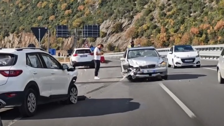 Aksident në aksin Elbasan-Librazhd, përplasen dy automjete