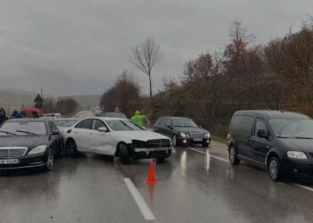 Aksident në aksin Pogradec-Korçë, 3 makina përplasen me njëra-tjetrën