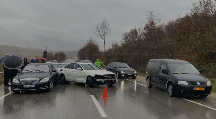 Aksident në aksin Pogradec-Korçë, 3 makina përplasen me njëra-tjetrën