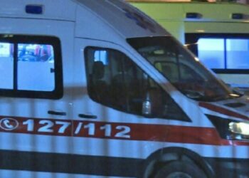 Aksident i frikshëm në Vlorë, mjeti me tre të rinj përplaset me barrierën mbrojtëse, plagoset rëndë një prej tyre