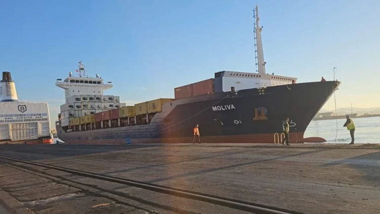 Ankorohet në Portin e Durrësit anija turke me 2100 ton mbetje toksike