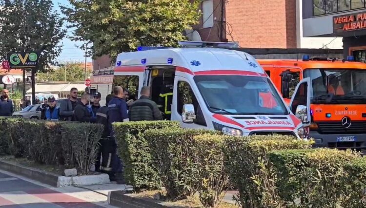 Zjarri në magazinën në Shkodër, lëndohet zjarrfikësi