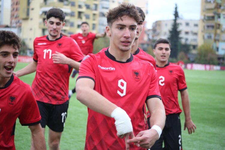 Miqësoret e moshave/ Shqipëria U-17 fiton 3-2 me përmbysje ndaj Polonisë