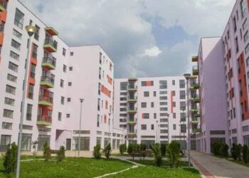 Ryshfet për apartamentet e Entit të Banesave/ SPAK arreston zyrtarët, sekuestron makina, armë dhe dokumente