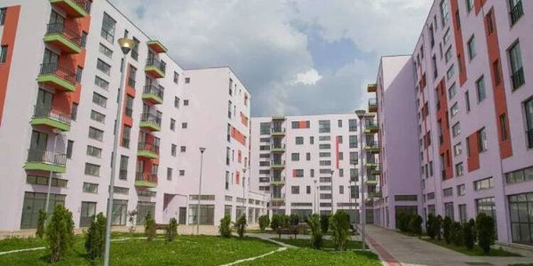 Ryshfet për apartamentet e Entit të Banesave/ SPAK arreston zyrtarët, sekuestron makina, armë dhe dokumente