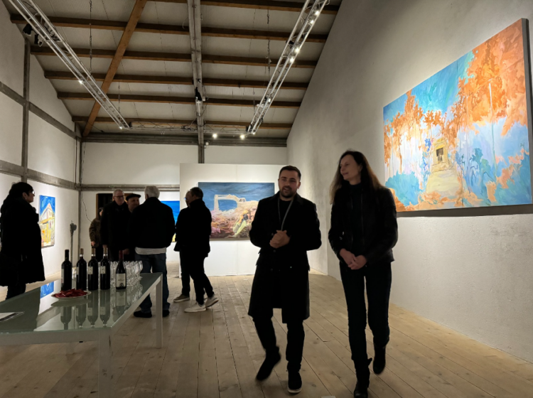 Ekspozita e piktorit Albi Yzo që lidh Shqipërinë me Zvicrën përmes artit (Video-Foto)