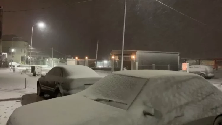 Bulqiza nën “pushtimin” e borës, vijojnë reshjet e dendura dhe era e fortë