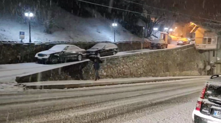 Dëborë me intensitet të lartë në Peshkopi dhe Librazhd, temperaturat zbresin në -3 gradë C