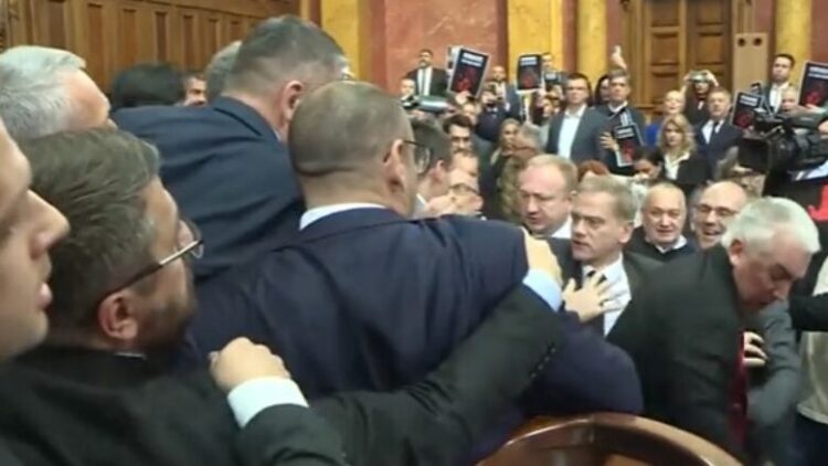 Nuk munguan as goditjet, deputetët serbë përplasen fizikisht në Parlament