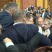 Nuk munguan as goditjet, deputetët serbë përplasen fizikisht në Parlament