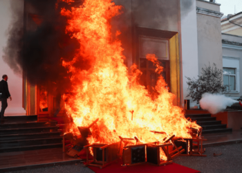 Djegia e karrigeve të Kuvendit/ SPAK vendos mos nisjen e hetimeve: S’ka vepër penale