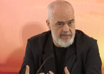 “U rrit jetëgjatësia, do rrisim moshën për pension”/ Rama batuta në Korçë: Të na rrojë sa malet Fevziu!