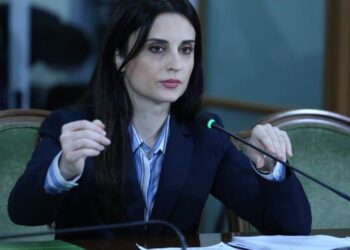 Emiriana Sako dyfishon rrogën e vet, zhgënjehen pensionistët e Durrësit: “Për ne 4%”