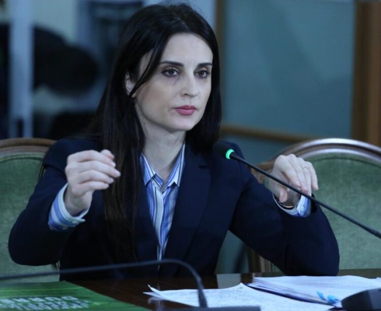 Emiriana Sako dyfishon rrogën e vet, zhgënjehen pensionistët e Durrësit: “Për ne 4%”