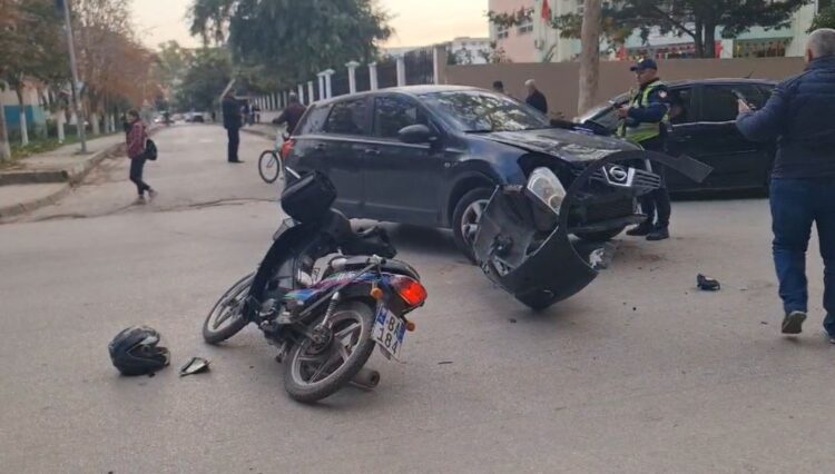 Fier/ Makina përplaset me motorin, motoçiklisti përfundon në spital