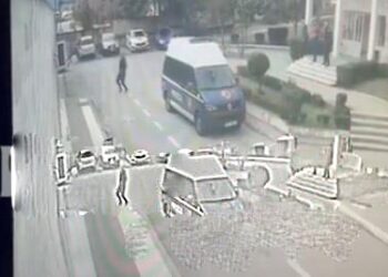 Ish-shoferi i Ardian Çipës u arratiset agjentëve të AMP, momenti kur ikën me vrap