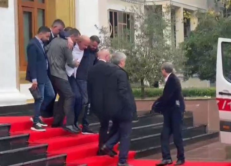 Deputeti Lefter Gështenja del nga Kuvendi, transportohet me urgjencë në spital