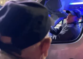 Shoferi i furgonit ngre dy gishtat: Jam me ju! Protestuesit: Po të ishe do vije këtu!