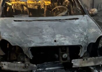 Lezhë/ Makina e parkuar përfshihet nga flakët, dy vajzat e familjes ndodheshin brenda