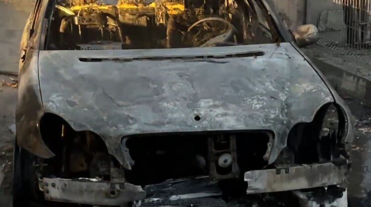 Lezhë/ Makina e parkuar përfshihet nga flakët, dy vajzat e familjes ndodheshin brenda