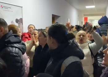 VIDEO – Protesta e fasonerisë, punonjëset ‘pushtojnë’ Inspektoriatin e Punës