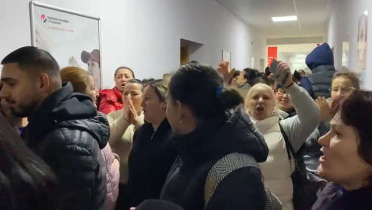 VIDEO – Protesta e fasonerisë, punonjëset ‘pushtojnë’ Inspektoriatin e Punës