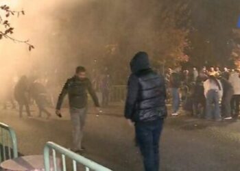 Policia përdor mjetet e rënda, hidhet ujë dhe gazlotsjellës mbi protestuesit e opozitës