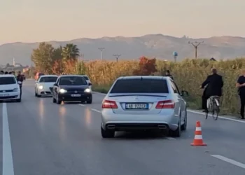 Sapo zbret nga motori, 60-vjeçari përplaset nga makina në Lushnjë