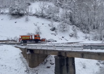 Reshje të dendura dëbore në Tropojë e Kukës, disa fshatra pa energji elektrike