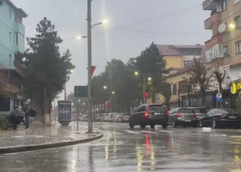 Moti i keq/ Probleme me energjinë elektrike në Kukës, inerte në rrugë