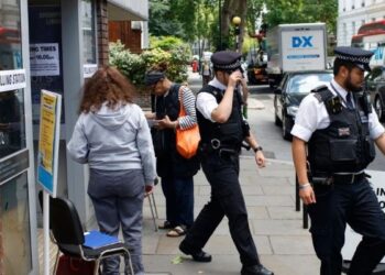 Sulm me thikë në Londër, një i vdekur dhe dy të plagosur! Policia vë në pranga agresorin