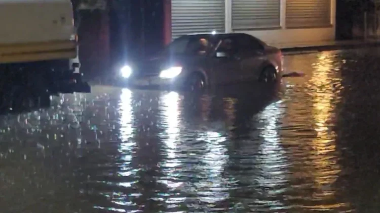 Përmbyten disa rrugë në Lushnjë, bllokohen automjetet