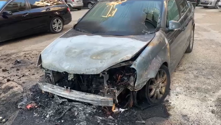 Digjet gjatës natës makina në Vlorë, dëmtohen edhe dy të tjera