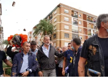 Vrasës! Mbreti spanjoll përballet me turmat e zemëruara nga përmbytjet