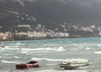 Përkeqësimi i motit, ndalohet lundrimi për mjetet e vogla në Vlorë