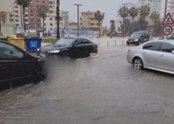 Përmbyten rrugët e Durrësit, era thyen pemët dekorative