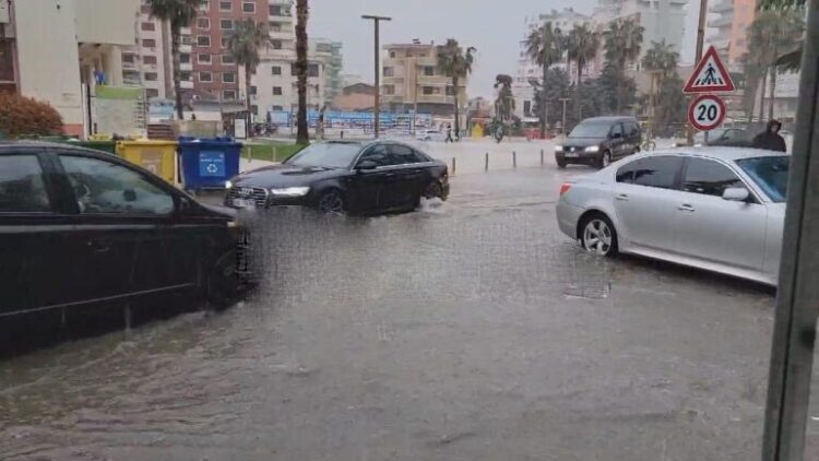 Përmbyten rrugët e Durrësit, era thyen pemët dekorative