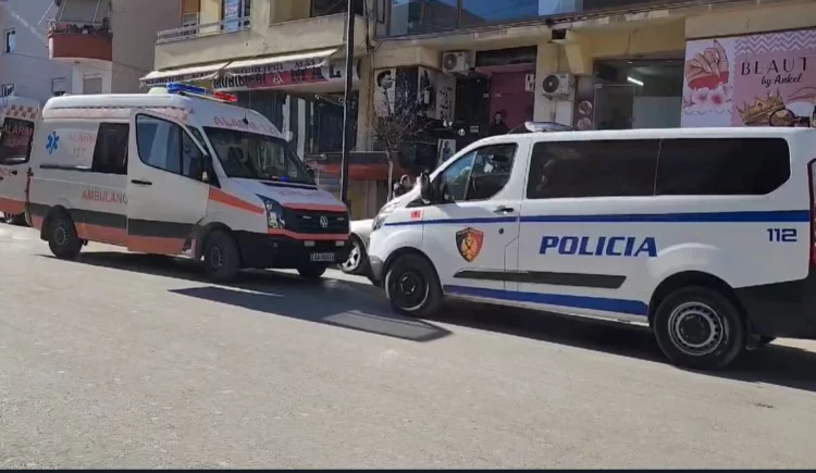 Bie aksidentalisht nga kati i shtatë i pallatit, humb jetën e moshuara në Fier