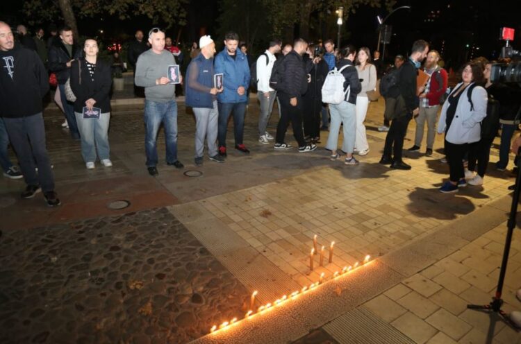 “Vendin e ka mbuluar krimi”, protestë në Tiranë për masakrën në Shkodër