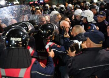 “Na lini të protestojmë”! Qytetarët përplasen me efektivët te Pallati me Shigjeta