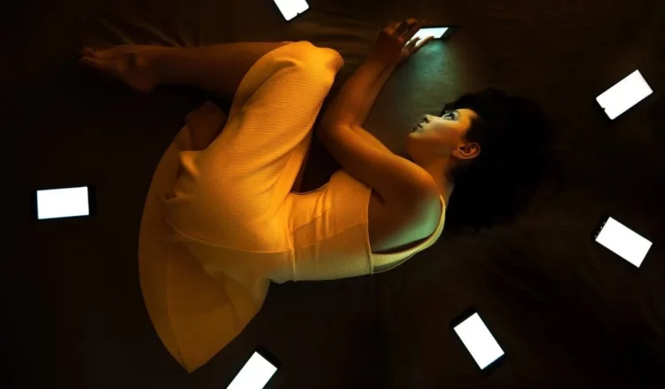 Si rrjetet sociale po na bëjnë më të vetmuar dhe më të trishtuar