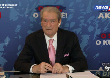 21 janar 2011/ Pajisja misterioze që iu dorëzua Berishës, ja pse foli për “çadrat pistoletë” dhe kujt ia dorëzoi