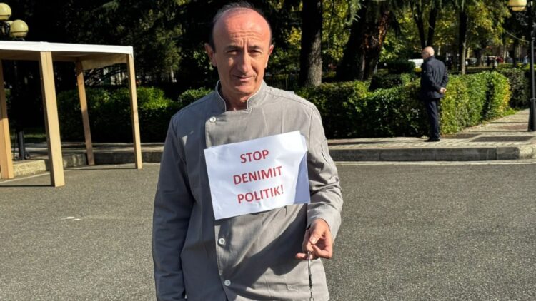 Me pranga në duar dhe veshje burgu, deputeti i PD-së paraqitet në Kuvend: I shkatërruat jetën Salianjit duke e dënuar pa ligj