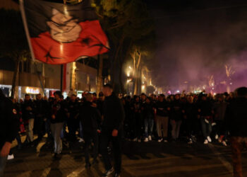 Flakadanë dhe kore në mbështetje të Kombëtares, nis marshimi i tifozëve kuqezi (Video)