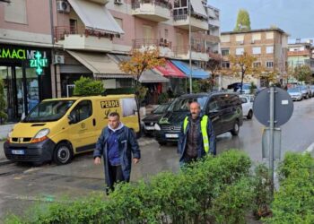 Duke pritur shirat në Vlorë, banorët zënë portat me thasë me rërë