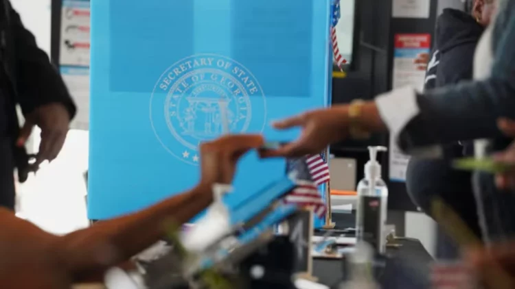 Kërcënoi se do t’i vinte bombë qendrës së votimit, arrestohet punonjësi në SHBA