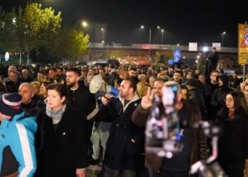 Paralizohet Tirana/ Bllokohen 5 kryqëzimet e kryeqytetit, lëndohen dy protestues nga uji me presion i policisë