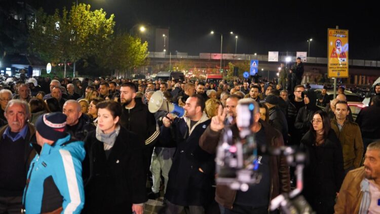 Paralizohet Tirana/ Bllokohen 5 kryqëzimet e kryeqytetit, lëndohen dy protestues nga uji me presion i policisë