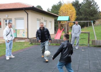 Zhegrova dhe lojtarët dardanë dhurojnë mijëra euro për fëmijët në nevojë